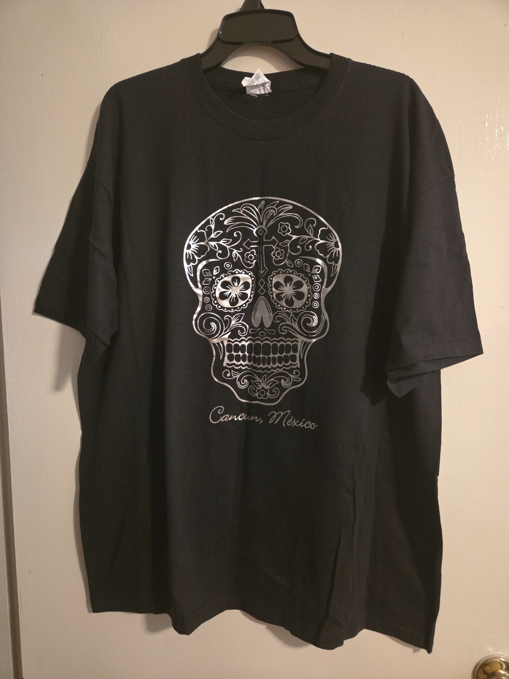 Reef Black Short Sleeve Tee with Silver Sugar Skull Graphic NWOT
